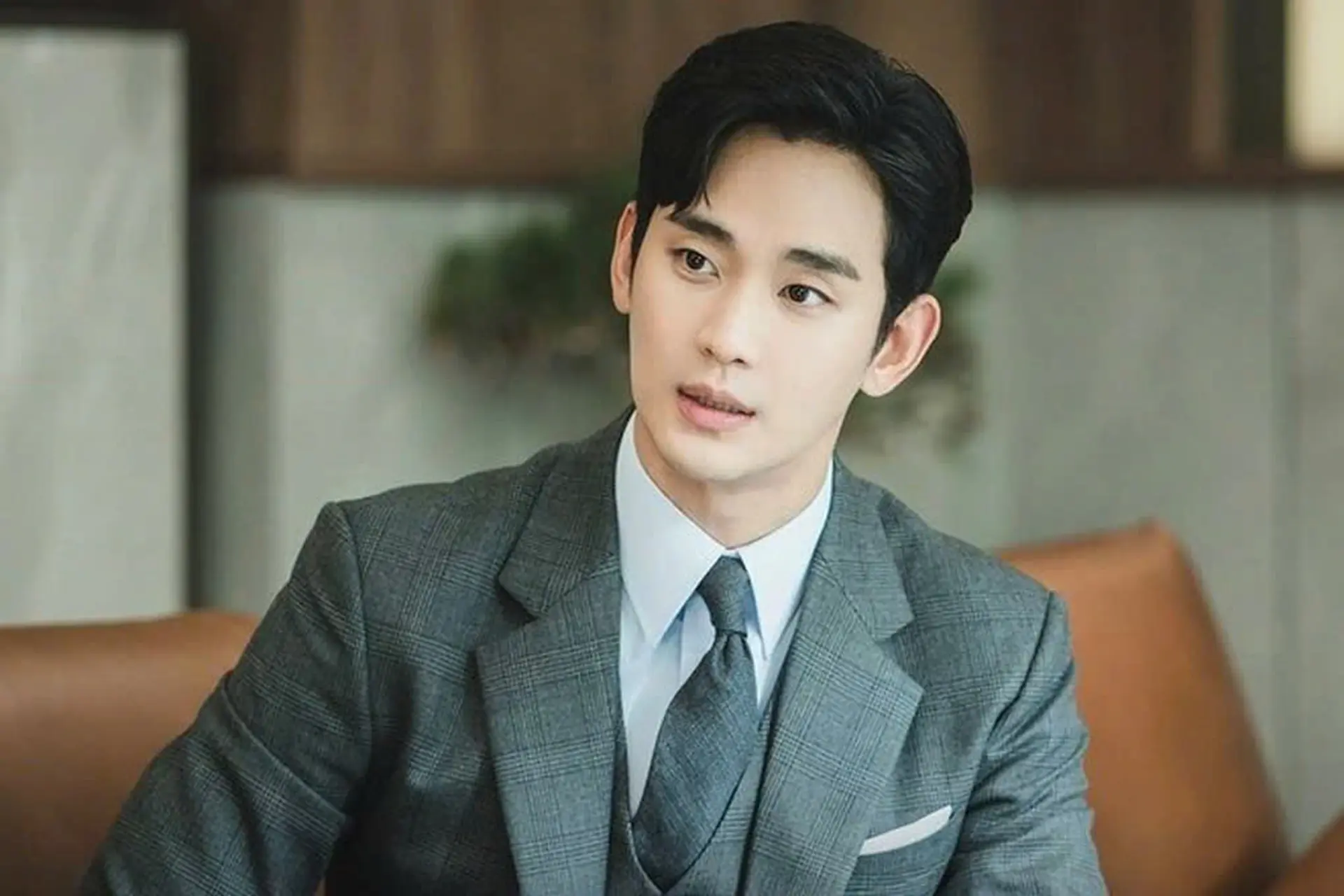 Kim Soo Hyun - "Cụ giáo" với nhan sắc phi giới tính