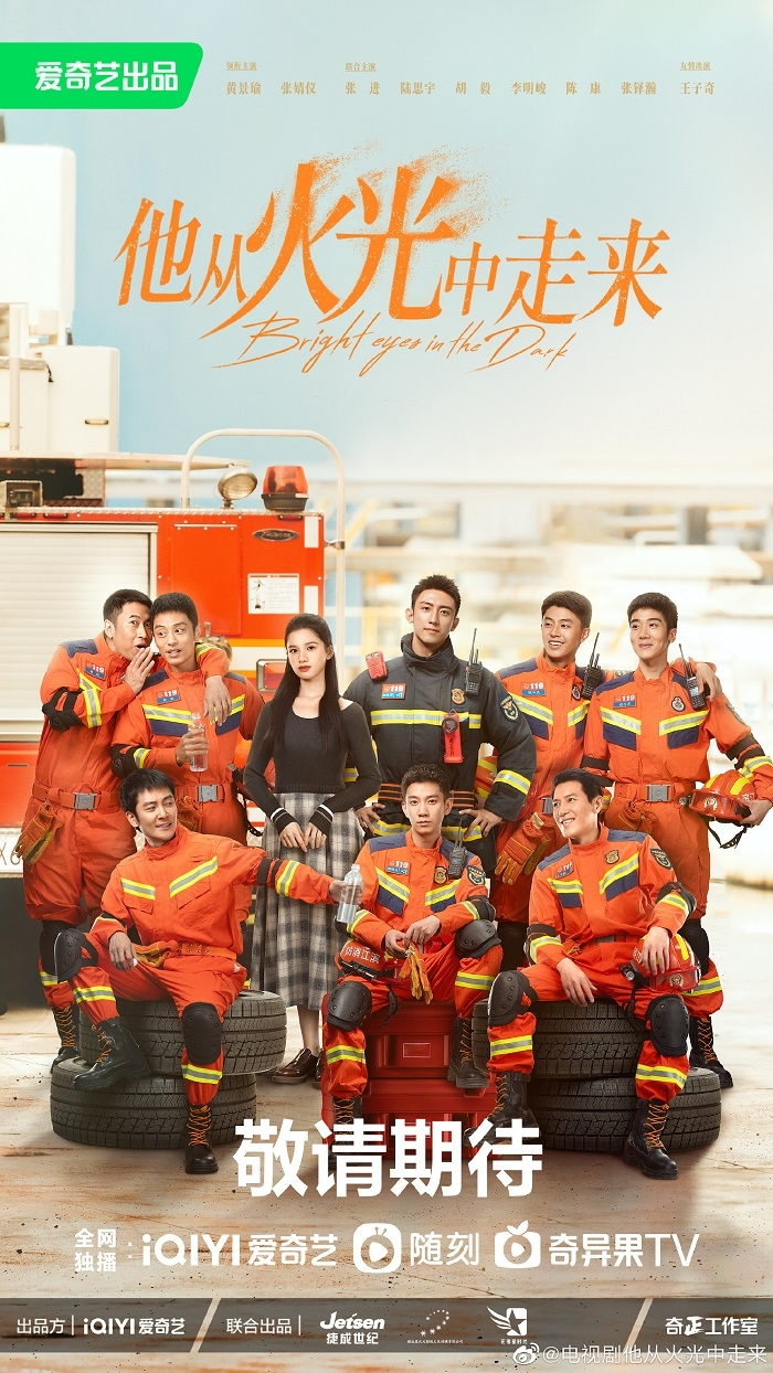 Anh ấy bước ra từ ánh lửa