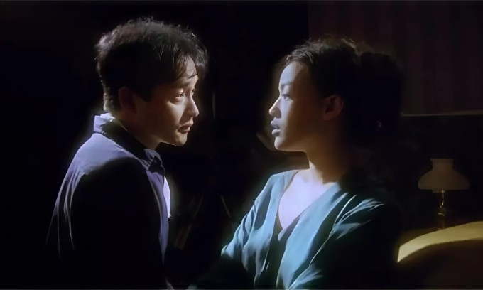 "Sắc Tình Nam Nữ" về đạo diễn hết thời làm phim cấp III, nơi Thư Kỳ thủ vai Mộng Kiều, giúp cô khẳng định tài năng và nhận giải thưởng danh giá đầu tiên.