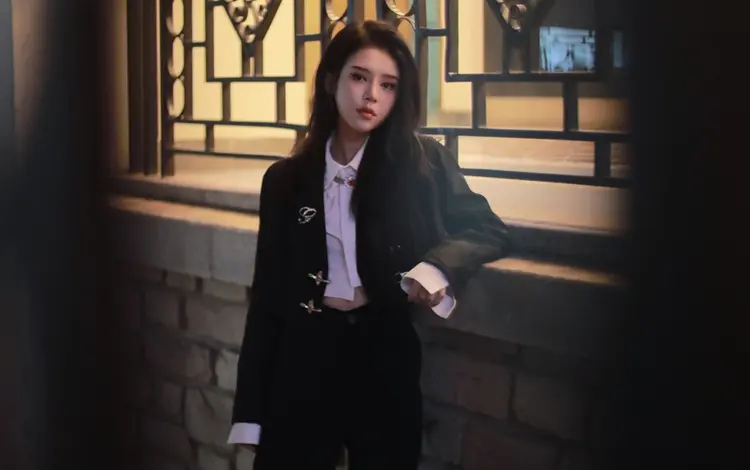 Khương Thập Thất (Jiāng Shíqī), “Nữ hoàng Douyin” của phim ngắn, gây ấn tượng với vẻ đẹp dịu dàng, hiện đại và sang trọng.