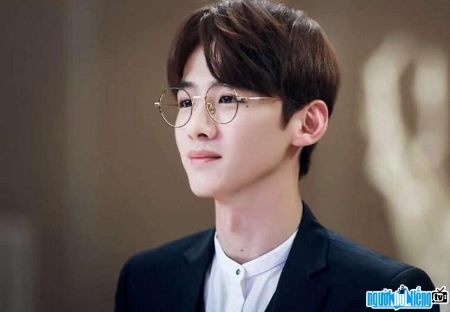 Hình ảnh Bạch Kính Đình thời còn trẻ khi mới bước chân vào nghề