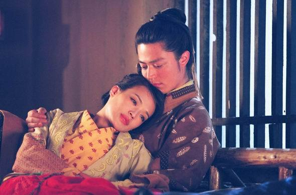 "Hồng Phất Nữ" kể về nữ hiệp Hồng Phất Nữ bị cuốn vào mối tình tay ba phức tạp thời nhà Tùy loạn lạc.