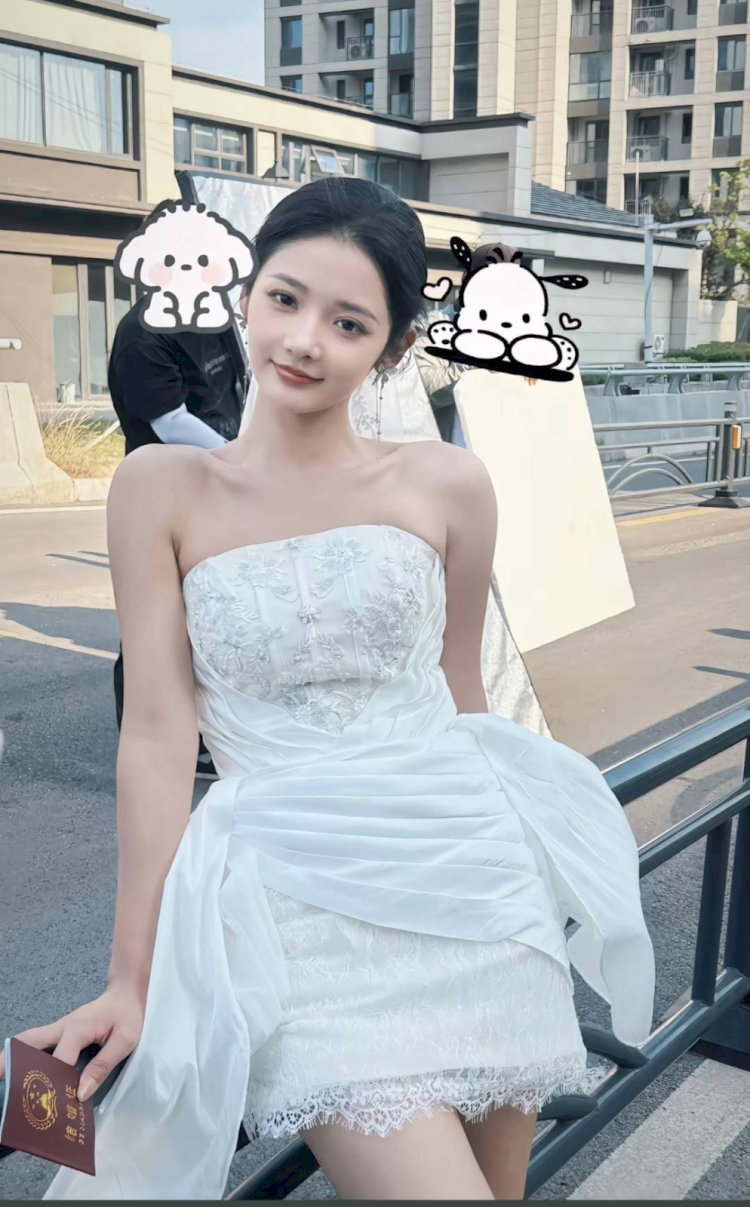 Mễ Kỳ (Mǐ Qī) là "cô vợ quốc dân" trên màn ảnh ngắn, sở hữu gương mặt nhỏ nhắn, đáng yêu.