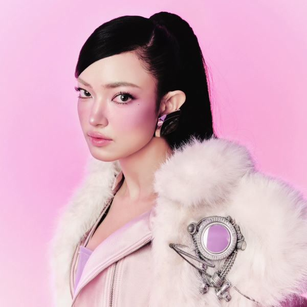 Châu Bùi, fashionista hàng đầu có tầm ảnh hưởng quốc tế, là đội trưởng đội "Mặt trăng ôm mặt trời" tại Em Xinh Say Hi và nổi bật với những nước đi chiến thuật thông minh.