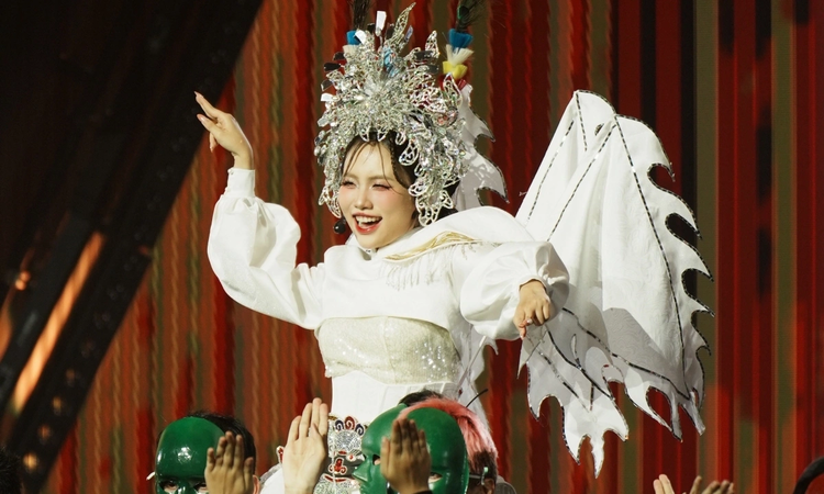 Phương Mỹ Chi - "cô bé dân ca" lột xác ngoạn mục, là giọng ca chủ lực và gây bất ngờ với tư duy chiến thuật táo bạo tại Em Xinh Say Hi.