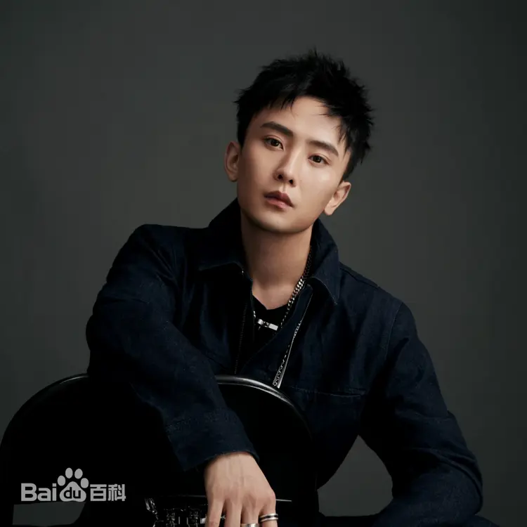 Tôn Việt – nam thần đa năng, cuốn hút với lối diễn tự nhiên và chiều sâu cảm xúc.