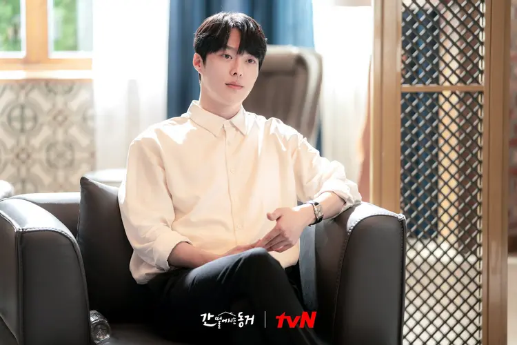 Jang Ki Yong được biết đến trong vai trò diễn viên, người mẫu