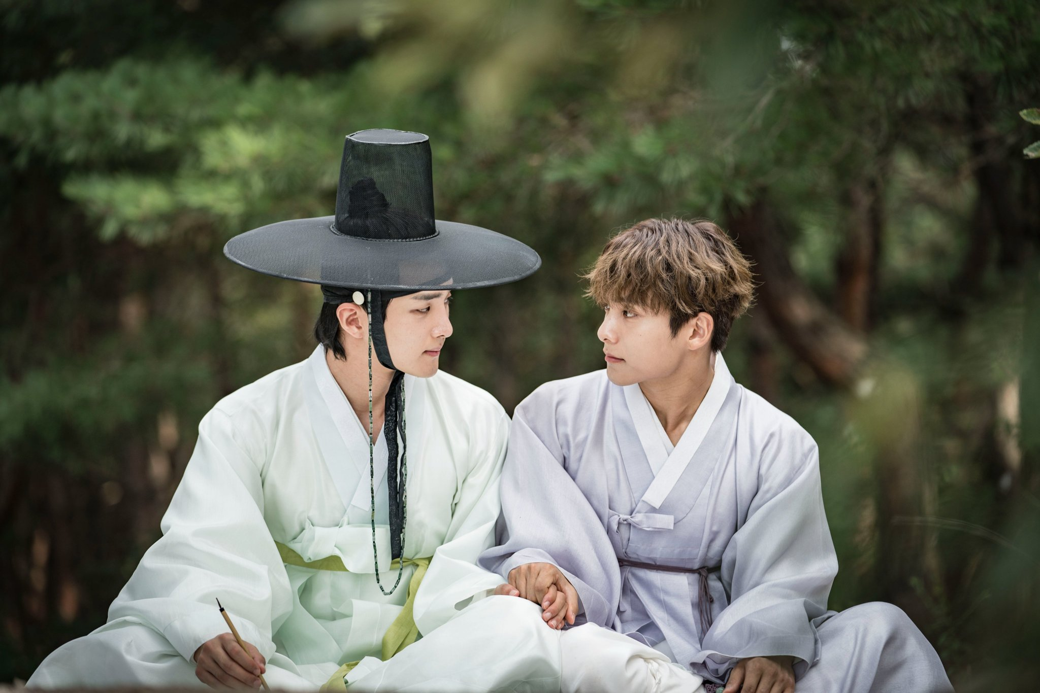 Giữa bối cảnh hiểm nguy, Eun Ho dần hình thành mối gắn kết lãng mạn và đầy cảm xúc với Lee Heon