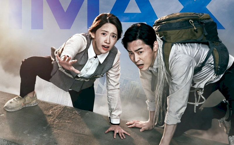 Giữa tầng khói độc, họ vẫn tìm thấy lý do để sống và yêu