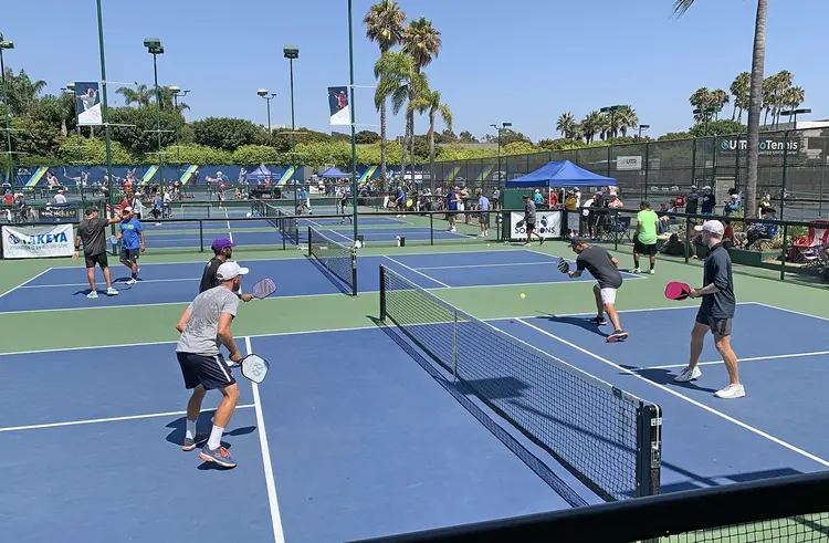 Tư thế chơi pickleball đòi hỏi di chuyển linh hoạt và luôn quan sát bóng để phản ứng nhanh