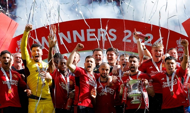 Hình ảnh ăn mừng chiến thắng của các cầu thủ Manchester United khi giành chức vô địch FA Cup 2024