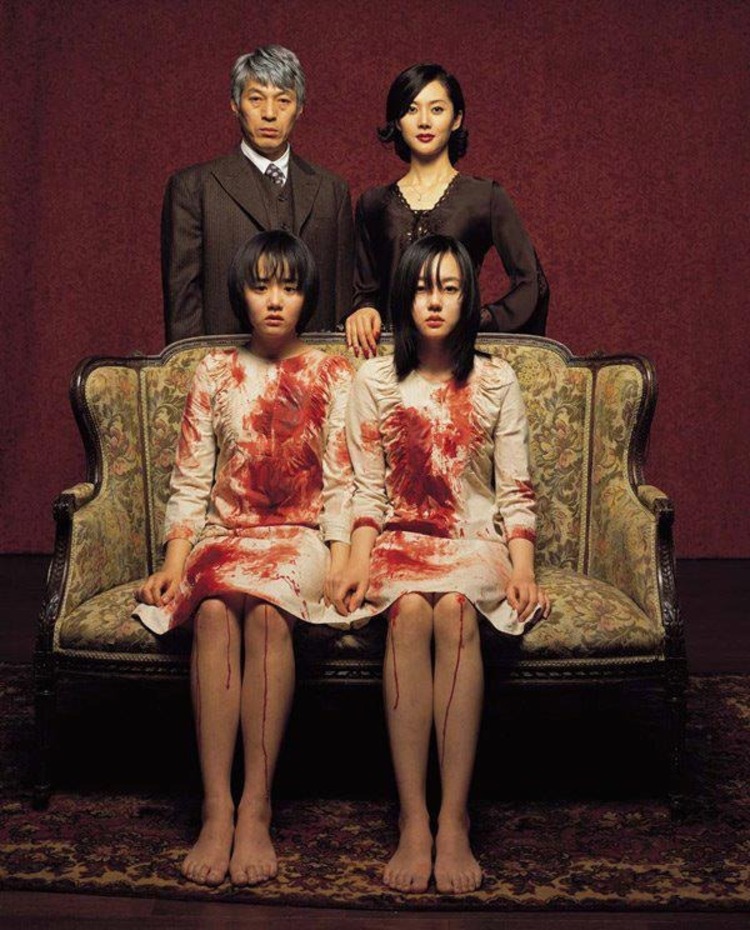 Poster đẫm máu của bộ phim kinh dị “Câu chuyện hai chị em”