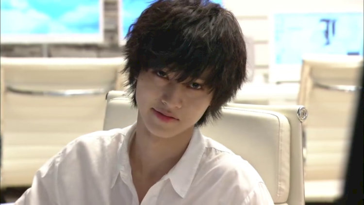 Yamazaki Kento – biểu tượng của vẻ đẹp dịu dàng, tinh tế và sức hút từ ánh nhìn sâu lắng.