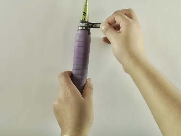 Bạn sử dụng miếng băng keo đen để cố định phần dây quấn