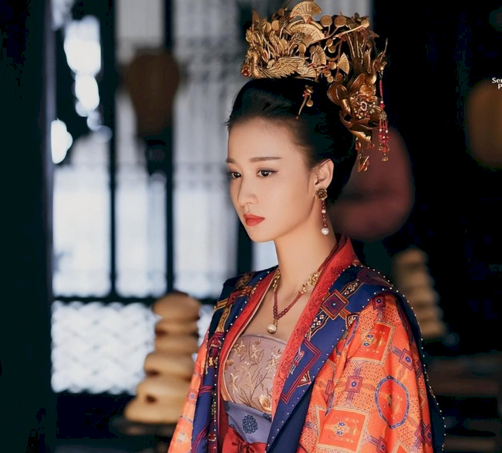 Cô gây ấn tượng mạnh mẽ với tạo hình thanh thoát, khí chất cao quý