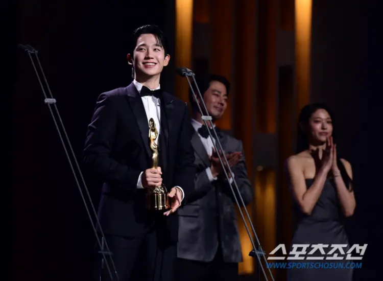 Jung Hae In trong lễ trao giải Blue Dragon Series Awards