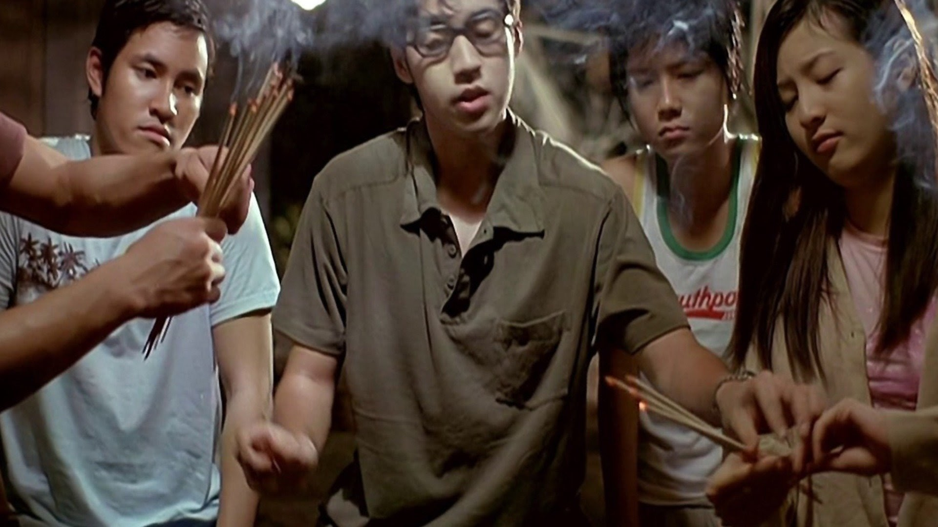 Phim kể về một nhóm bạn học cũ tụ tập cùng nhau, nhưng bị ám ảnh bởi những cái chết bí ẩn liên quan đến bùa ngải