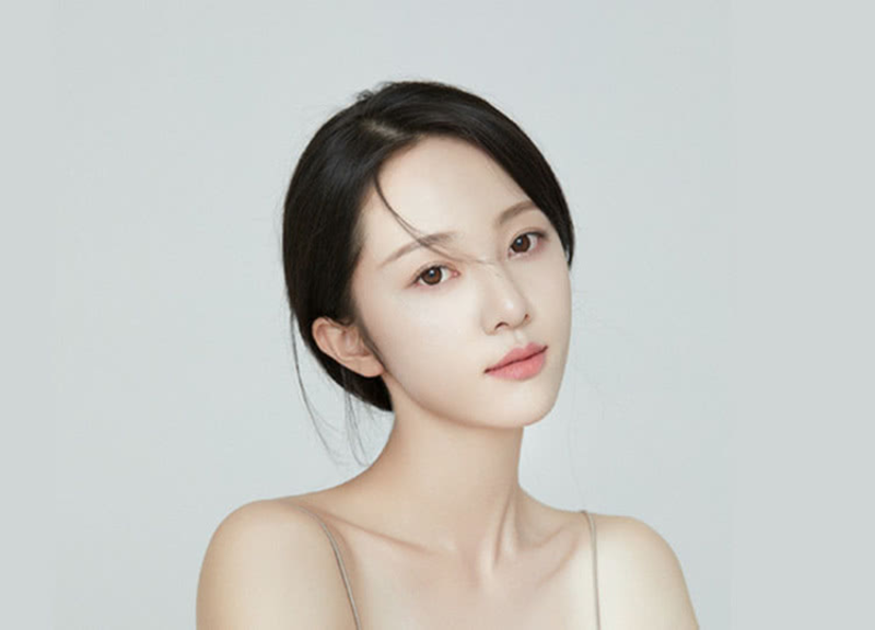 Với nền tảng võ thuật ấn tượng và vẻ đẹp sắc sảo, Chu Mặc Ngôn đang là một trong những "đả nữ" (nữ diễn viên hành động) thế hệ mới được săn đón bậc nhất của màn ảnh Hoa ngữ. Tốt nghiệp từ Học viện Hý kịch Thượng Hải danh giá, cô không chỉ chinh phục khán giả bằng thực lực diễn xuất mà còn bằng những vai diễn mạnh mẽ, độc lập. Hãy cùng MyTV khám phá hành trình sự nghiệp và những tác phẩm đã làm nên tên tuổi của Chu Mặc Ngôn.