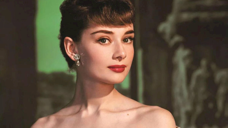 Audrey Hepburn – biểu tượng của vẻ đẹp thanh tao và lòng nhân ái vĩnh cửu.