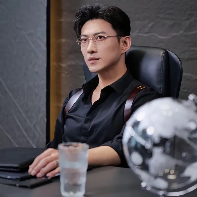 Vu Long sở hữu ngoại hình cao ráo, lạnh lùng, cuốn hút, chuyên trị vai tổng tài trầm tĩnh.