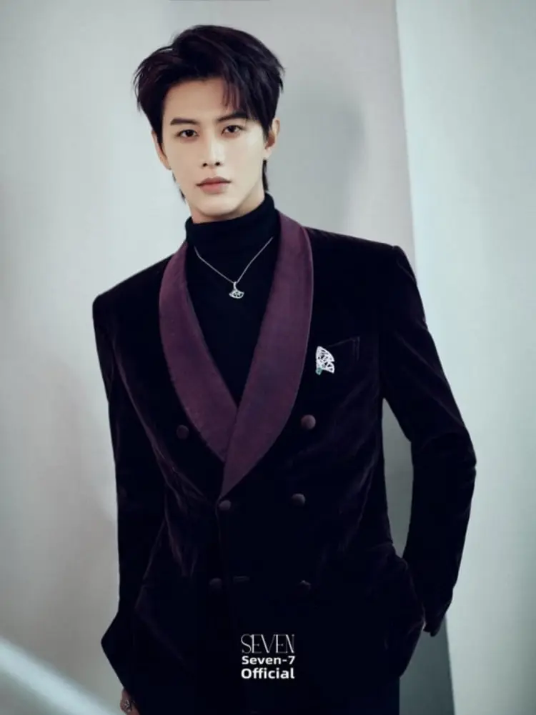 Hà Kiện Kỳ là nam diễn viên phim ngắn nổi bật với phong cách diễn tự nhiên, ngoại hình góc cạnh và các vai diễn sâu sắc, bí ẩn.