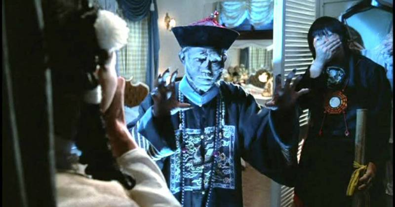 "Cương Thi Tiên Sinh" xoay quanh đạo sĩ Mao Sơn (Lâm Chánh Anh) và hai đệ tử trong hành trình diệt trừ ma quỷ, cương thi