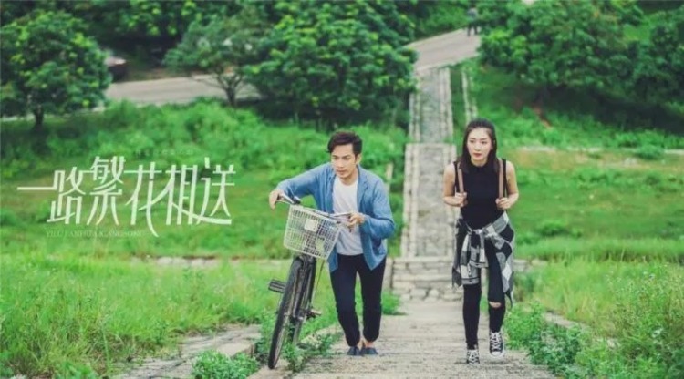 Con Đường Đưa Tiễn Đầy Hoa