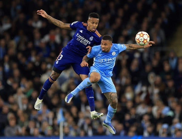 Trung vệ có vai trò chính là bảo vệ khung thành và ngăn chặn các tiền đạo đối phương