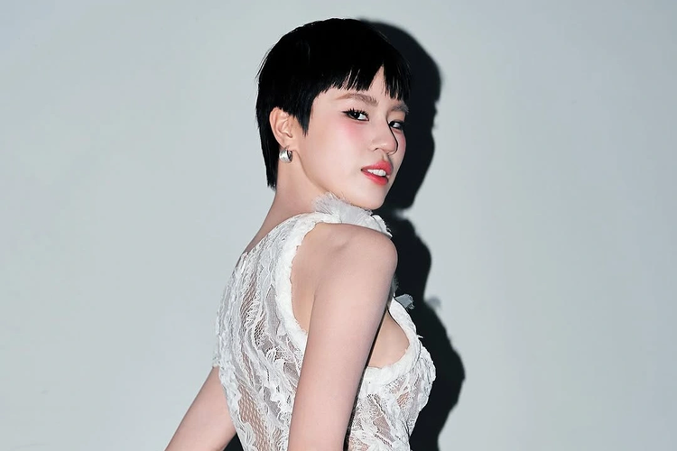 Pháo Northside, nữ rapper gai góc với bản hit toàn cầu "2 Phút Hơn", là thành viên đội "Kim cương" sau đó bị hoán đổi sang đội "Vô cực" tại Em Xinh Say Hi.