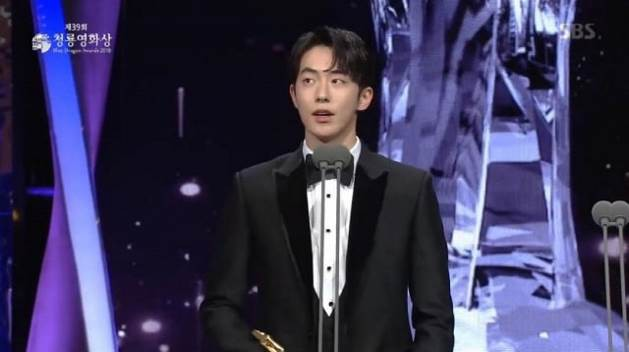 Nam Joo Hyuk tại lễ trao giải với chiếc cúp danh giá
