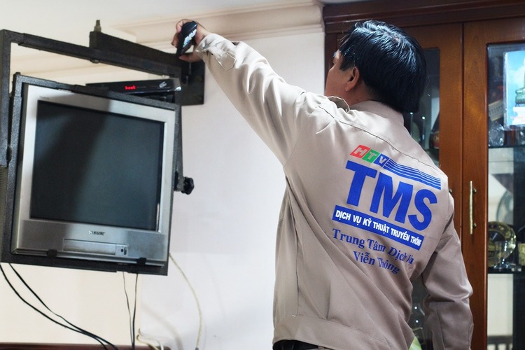 Kỹ thuật viên đến tận nhà lắp đặt truyền hình cáp cho khách hàng