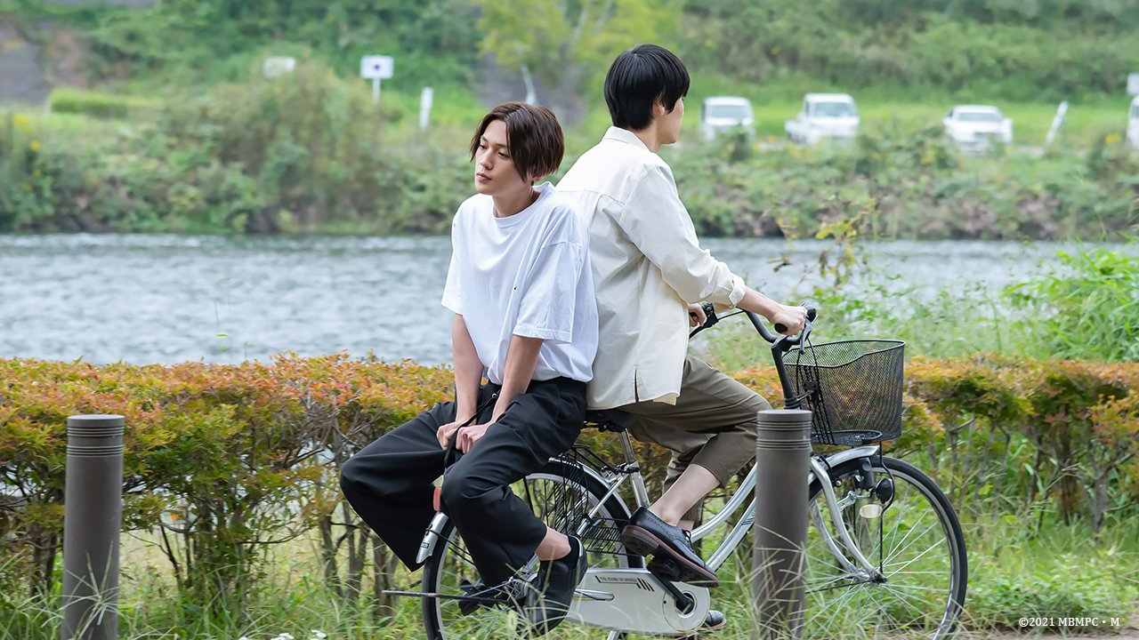 Bộ phim khắc họa mối quan hệ phức tạp giữa sự tôn sùng, khao khát tình yêu và hành trình tìm thấy bản thân trong thế giới tuổi trẻ