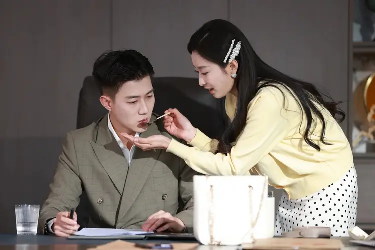 “Đôi Tình Nhân Ngọt Ngào” là một chuỗi những khoảnh khắc "ngọt đến sâu răng" của cặp đôi chính