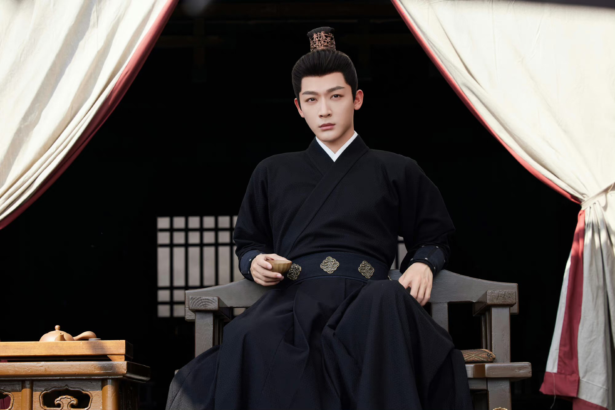 Trương Vãn Ý trong tạo hình cổ trang điền trai và uy nghiêm