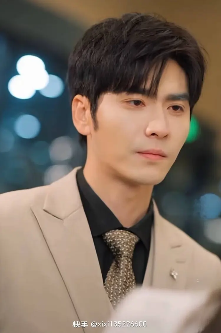 Vương Dịch Nhiên là diễn viên nổi bật của phim ngắn Trung Quốc, từng được đề cử Nam diễn viên xuất sắc tại Giải thưởng Nhân vật phim truyền hình ngắn quốc gia 2024.