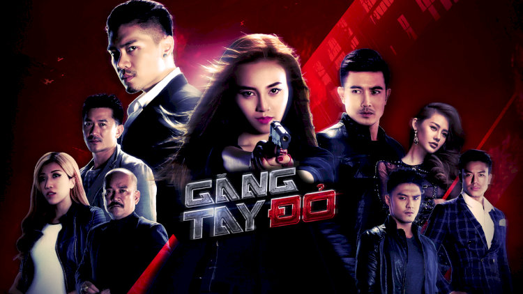 Ảnh phim sử dụng tông màu lạnh, đậm chất hành động với ánh sáng neon và khói mờ, tạo cảm giác vừa quyến rũ vừa bí hiểm.