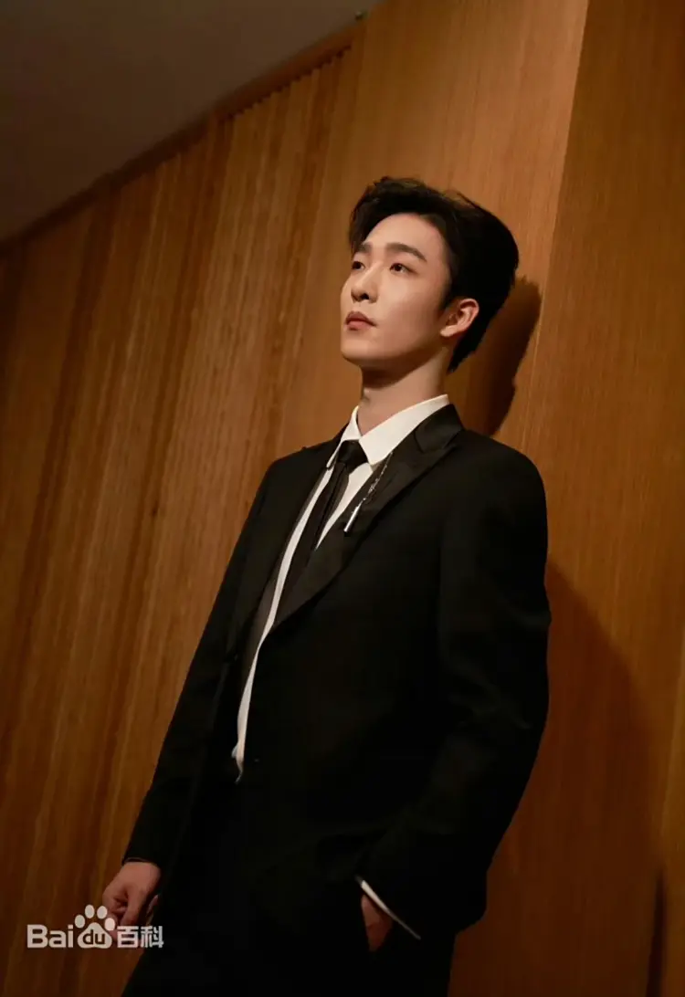 Diêu Quán Vũ sở hữu ngoại hình nam tính, nụ cười duyên, diễn xuất tự nhiên và đa dạng.