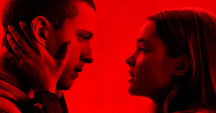 “Màu đỏ anh đào” là hành trình trượt dài của một cựu lính cứu thương, từ PTSD đến nghiện ngập và cướp ngân hàng.