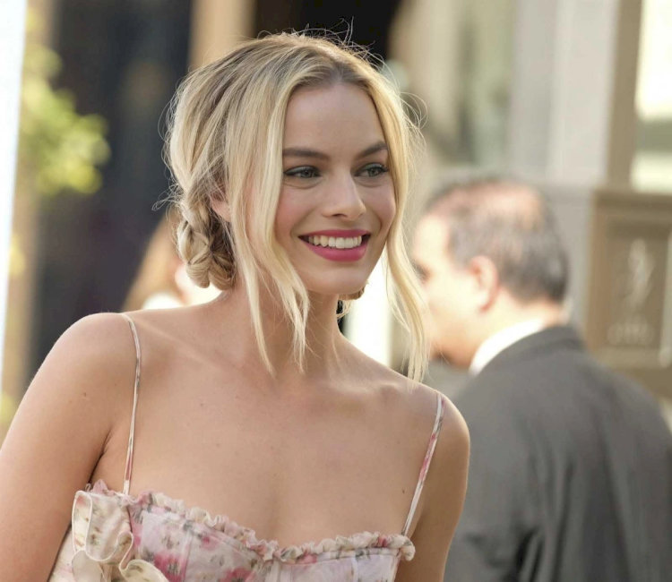 Margot Robbie – “búp bê sống” của Hollywood, hội tụ giữa nhan sắc, cá tính và tài năng.