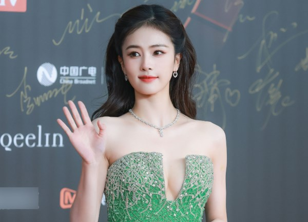 Bạch Lộc tỏa sáng trên thảm đỏ với vẻ đẹp ngọt ngào và phong cách thanh lịch