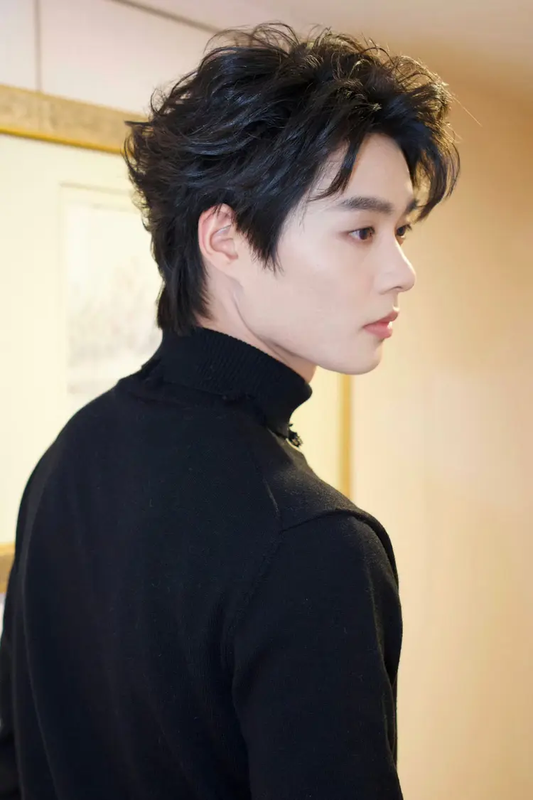 Triệu Kha Thuần là nam thần phim ngắn nổi bật, ghi dấu ấn với sức cuốn hút và lối diễn linh hoạt.