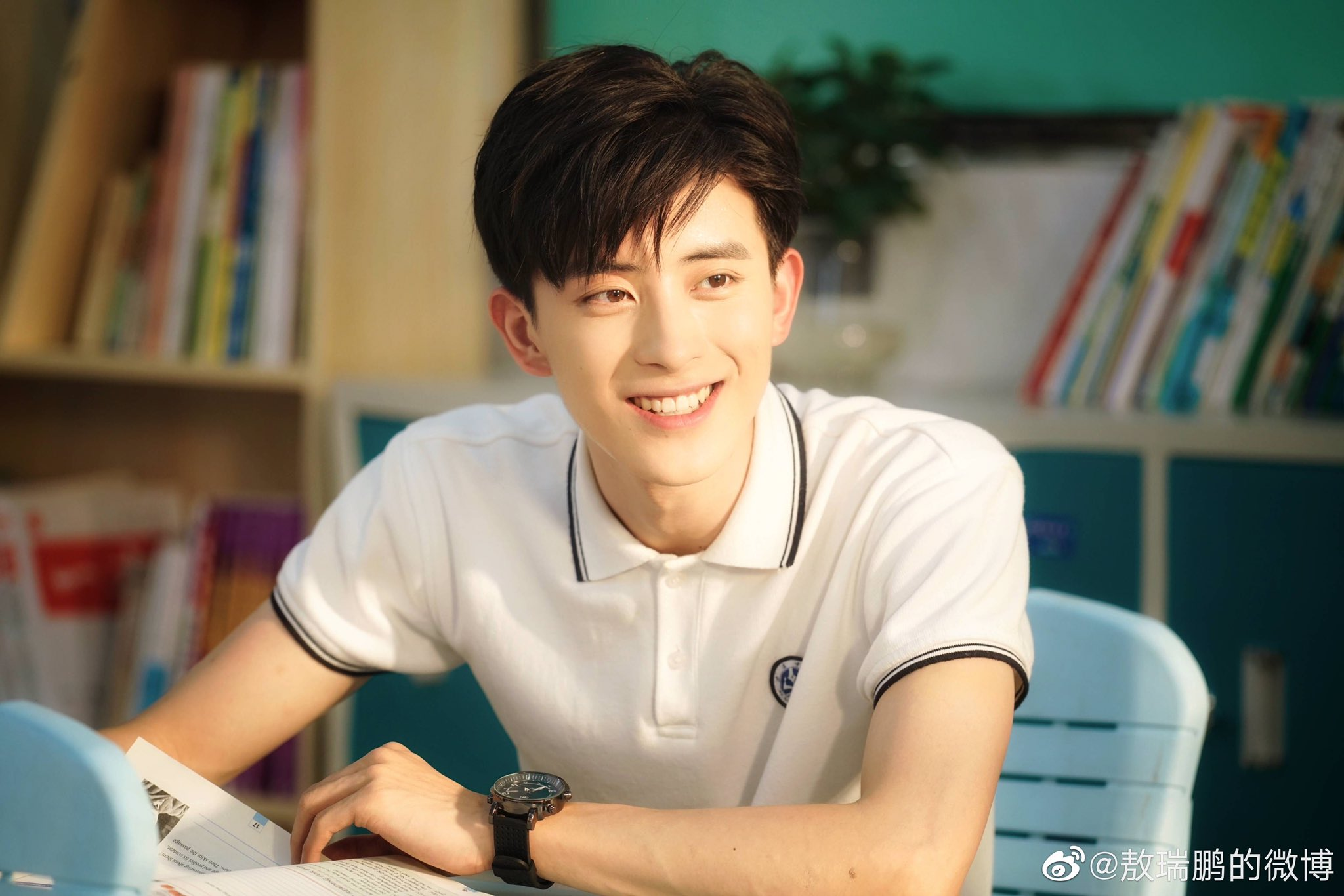 Ngao Thụy Bằng trong vai Trương Hạo Thiên ở "Thời gian và em đều thật ngọt ngào", thể hiện hình tượng nam sinh điển trai đầy năng lượng