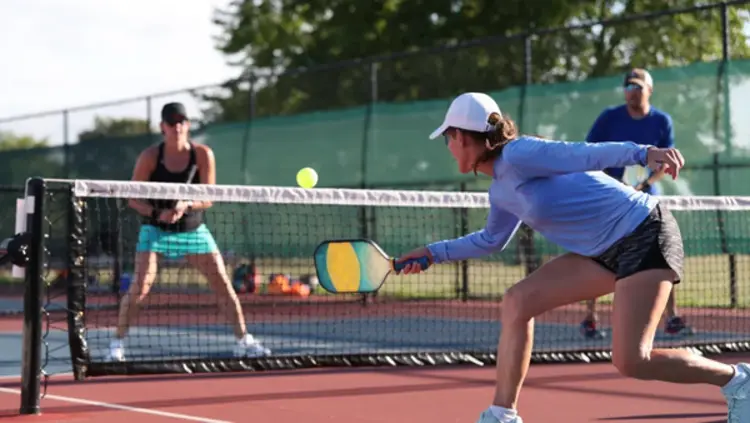 Một trong những quy tắc ghi điểm trong pickleball là chỉ người giao bóng mới có thể ghi điểm