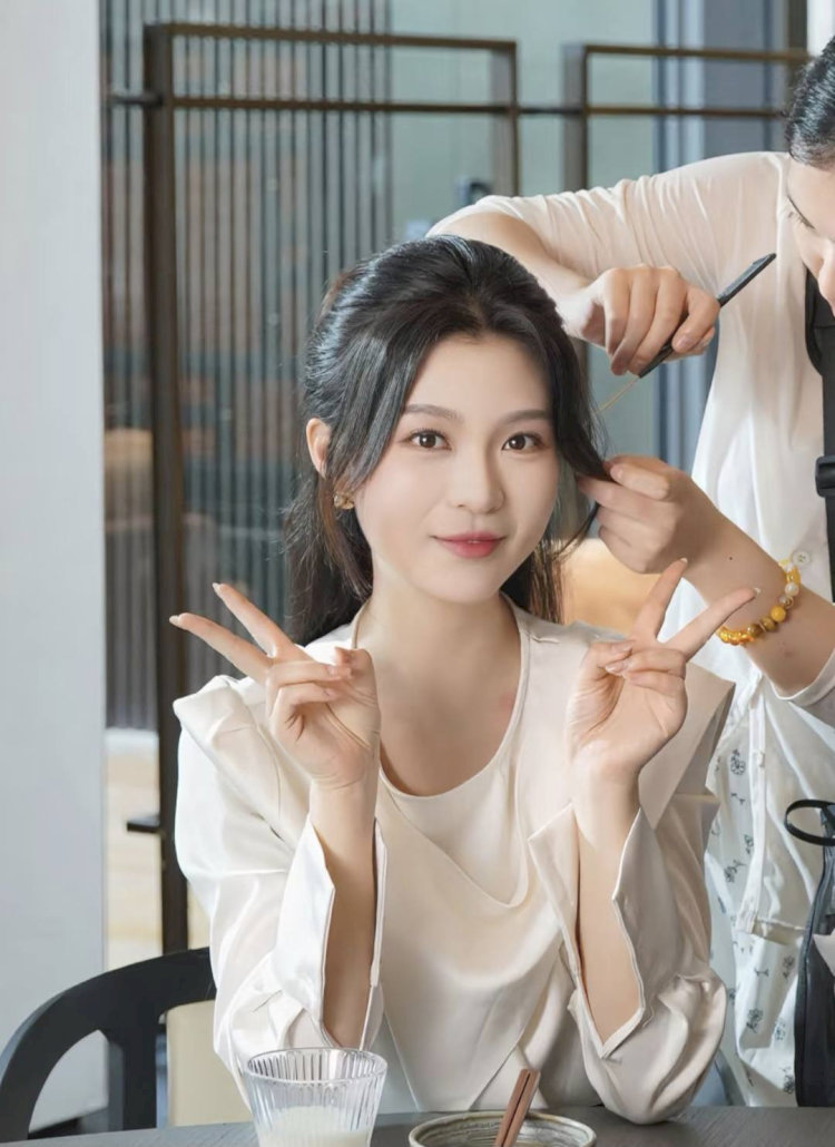 Trịnh Thần Vũ - "Nữ thần" thế hệ mới của Cbiz.