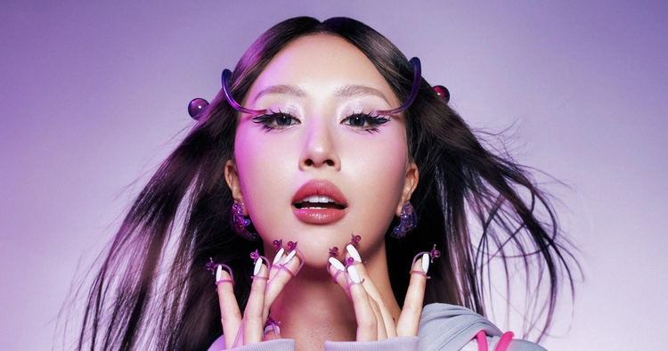 Quỳnh Anh Shyn, biểu tượng thời trang độc bản, là đội trưởng đội "Đôi cánh" tại Em Xinh Say Hi, định hình phong cách và concept trình diễn cho đội.