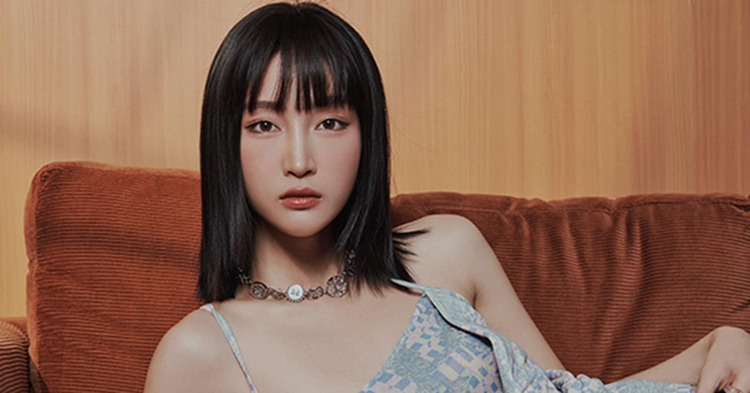 Juky San sở hữu giọng ca ngọt ngào, được kỳ vọng mang đến màu sắc nhẹ nhàng, lãng mạn và luôn nằm trong nhóm an toàn tại Em Xinh Say Hi.