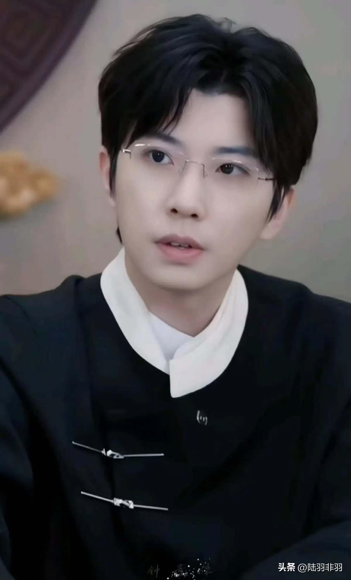 Chung Chính có xuất phát điểm là một hot Douyin, nơi anh thu hút một lượng lớn người theo dõi nhờ những video khoe vẻ ngoài điển trai và thần thái cuốn hút