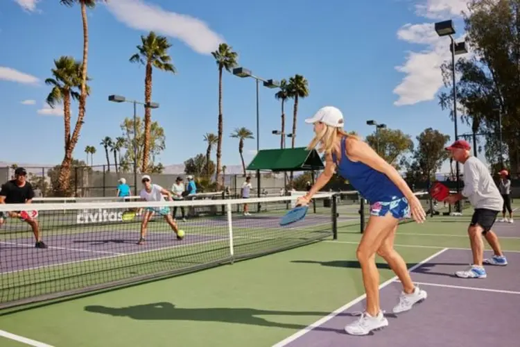 Khi chơi Pickleball, bạn có thể chơi đôi, chơi đơn hoặc tập đánh bóng 1 mình 