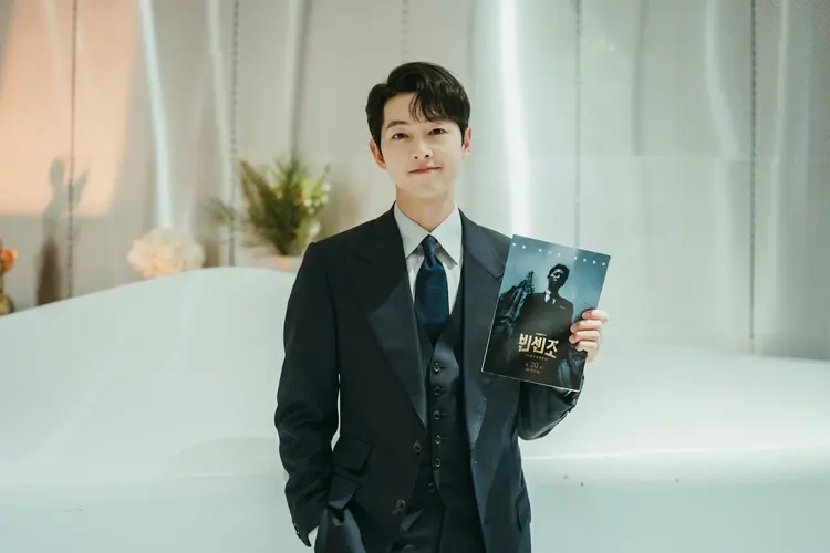 Song Joong Ki hóa thân thành luật sư mafia điển trai trong Vicenzo