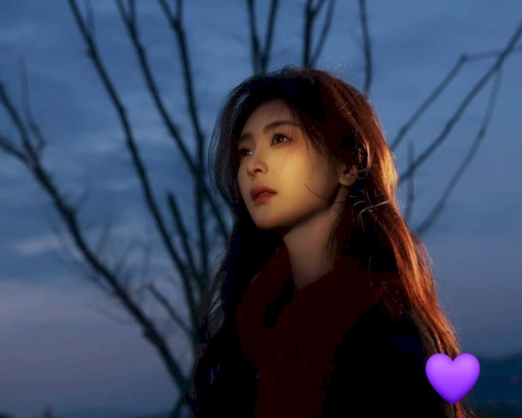 Chung Hy (Zhōng Xī) là "nữ thần thành thị" của dòng phim ngắn, nổi bật với vẻ đẹp hiện đại, sắc sảo và khí chất tự tin.